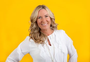 Portrait of Lesley Loehr, Broker/Agent.